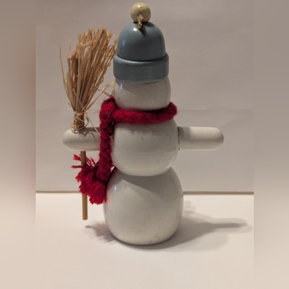 Smoking Snowman wooden VINTAGE 4.5' tall & 1.25" at base.  Arm to arm 3" wide. - Picture 5 of 11